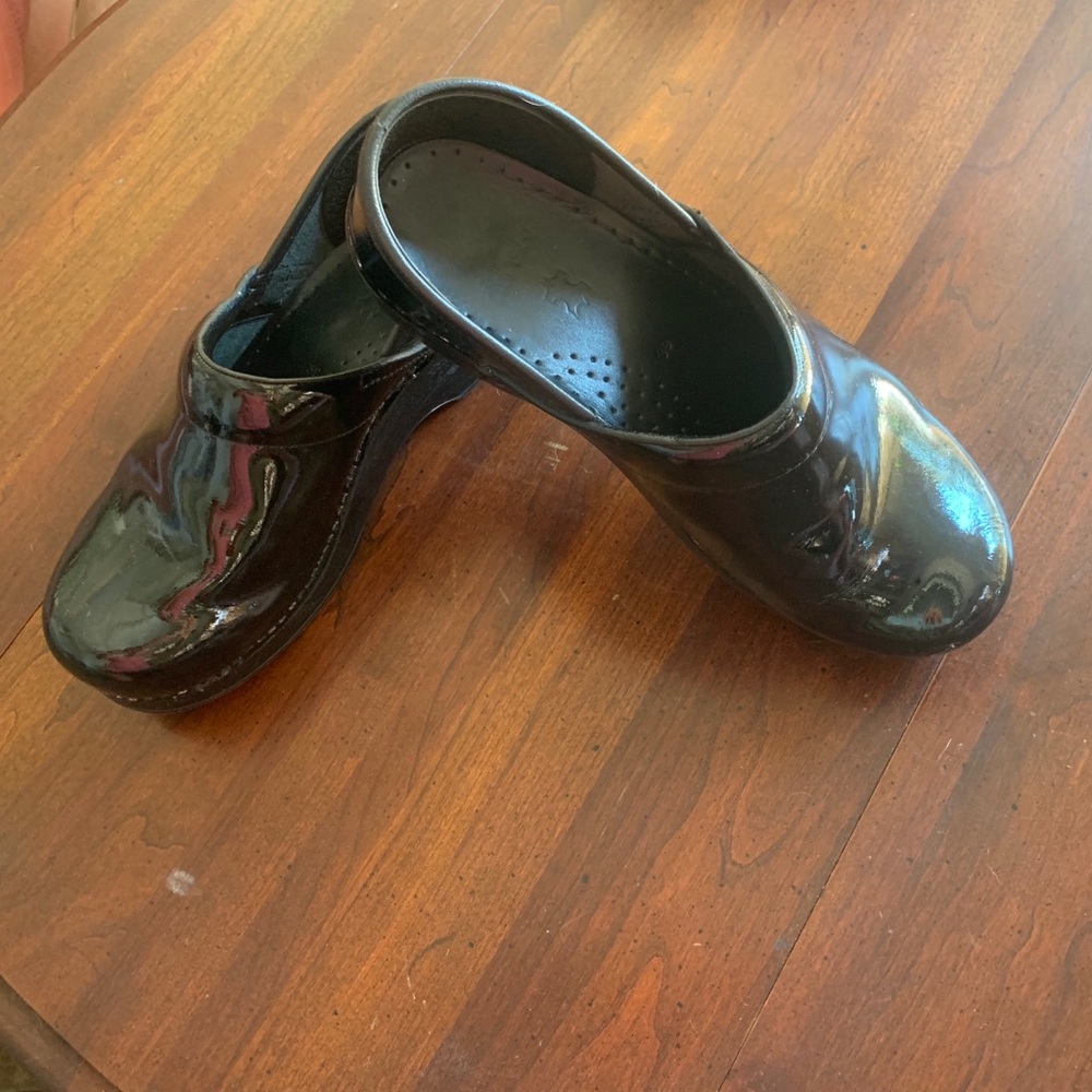 Dansko Prof Black Patent clogs size 39 (US 9)